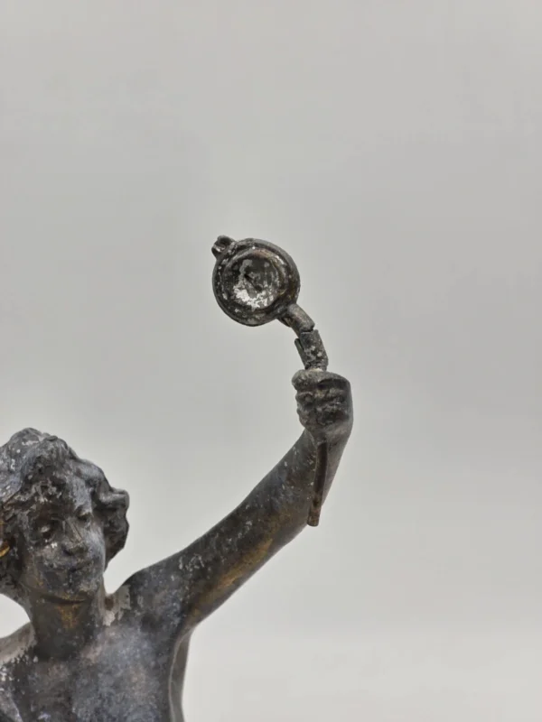 Zabytkowa rzeźba figuralna z metalu rzemieślnik na drewnianej podstawie 32 cm