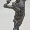 Zabytkowa rzeźba figuralna z metalu rzemieślnik na drewnianej podstawie 32 cm