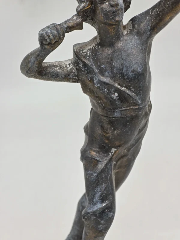 Zabytkowa rzeźba figuralna z metalu rzemieślnik na drewnianej podstawie 32 cm