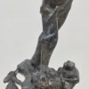 Zabytkowa rzeźba figuralna z metalu rzemieślnik na drewnianej podstawie 32 cm