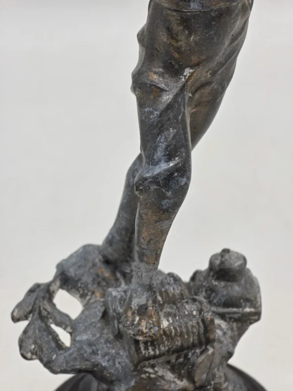 Zabytkowa rzeźba figuralna z metalu rzemieślnik na drewnianej podstawie 32 cm