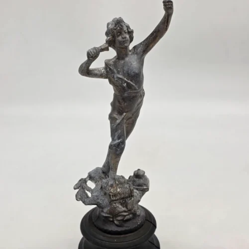 Zabytkowa rzeźba figuralna z metalu rzemieślnik na drewnianej podstawie 32 cm