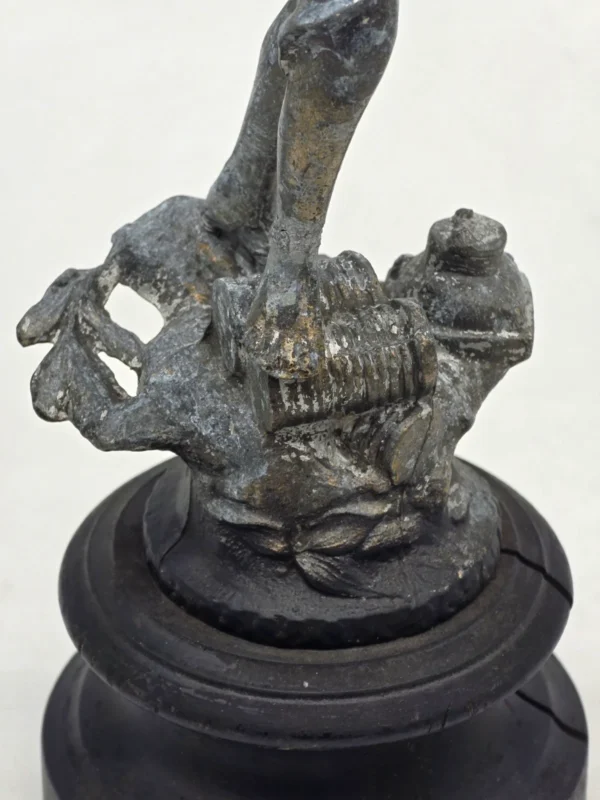 Zabytkowa rzeźba figuralna z metalu rzemieślnik na drewnianej podstawie 32 cm