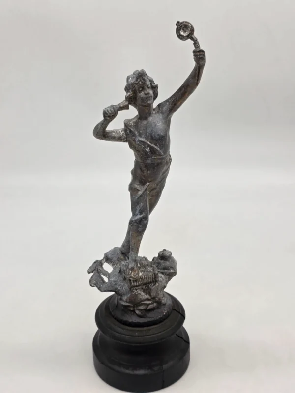 Zabytkowa rzeźba figuralna z metalu rzemieślnik na drewnianej podstawie 32 cm