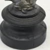 Zabytkowa rzeźba figuralna z metalu rzemieślnik na drewnianej podstawie 32 cm