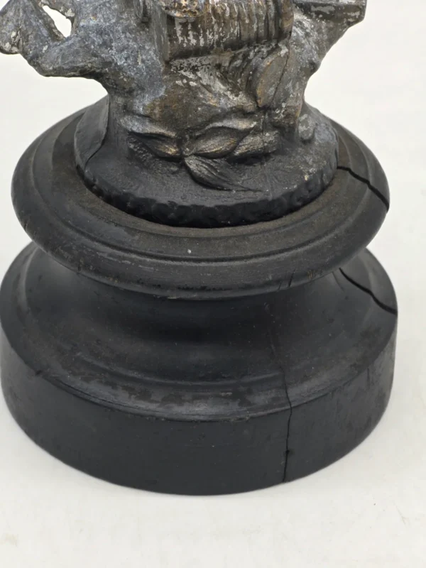 Zabytkowa rzeźba figuralna z metalu rzemieślnik na drewnianej podstawie 32 cm