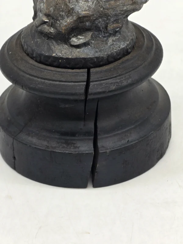 Zabytkowa rzeźba figuralna z metalu rzemieślnik na drewnianej podstawie 32 cm