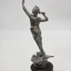 Zabytkowa rzeźba figuralna z metalu rzemieślnik na drewnianej podstawie 32 cm