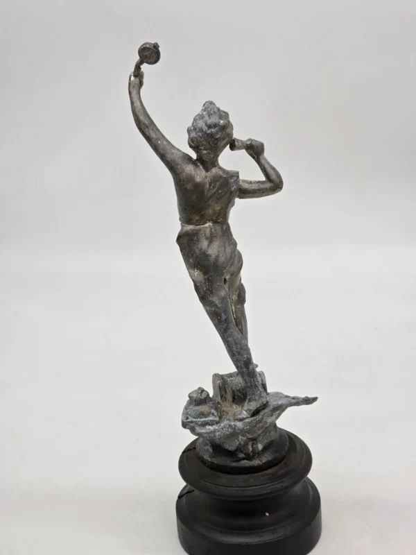 Zabytkowa rzeźba figuralna z metalu rzemieślnik na drewnianej podstawie 32 cm