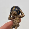 Zabytkowe rzeźbione zwieńczenie mosiężne Atlas z kulą 20 cm