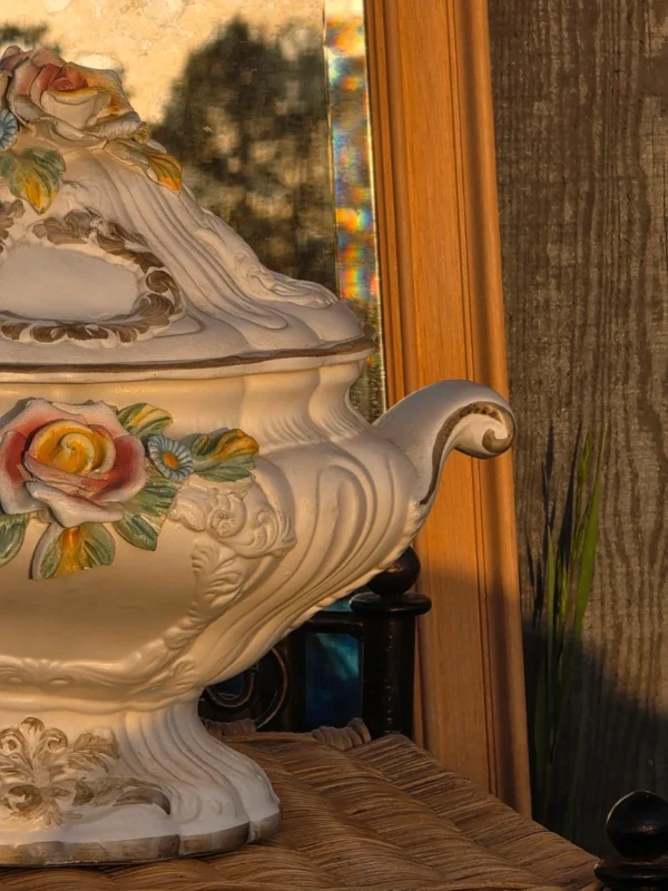 Włoska waza ceramiczna z pokrywą majolika Bassano kwiaty 3D 40x36 cm