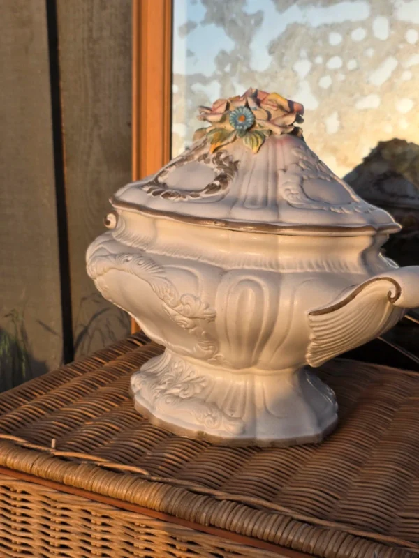 Włoska waza ceramiczna z pokrywą majolika Bassano kwiaty 3D 40x36 cm