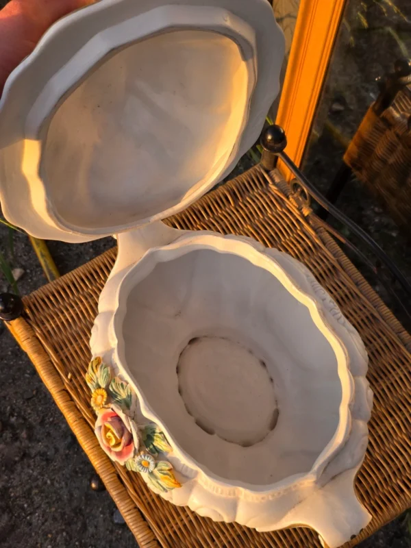 Włoska waza ceramiczna z pokrywą majolika Bassano kwiaty 3D 40x36 cm