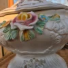Włoska waza ceramiczna z pokrywą majolika Bassano kwiaty 3D 40x36 cm