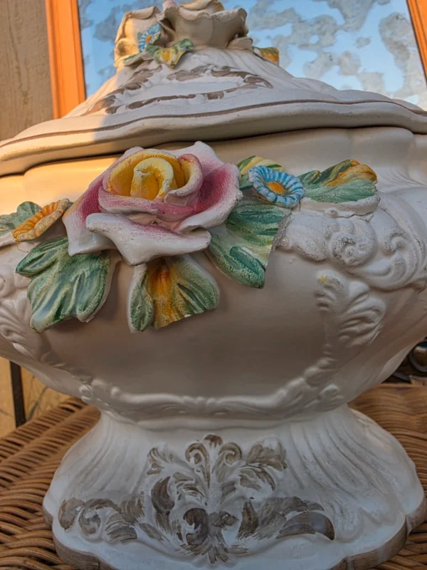 Włoska waza ceramiczna z pokrywą majolika Bassano kwiaty 3D 40x36 cm