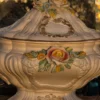 Włoska waza ceramiczna z pokrywą majolika Bassano kwiaty 3D 40x36 cm