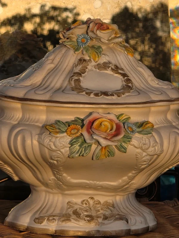 Włoska waza ceramiczna z pokrywą majolika Bassano kwiaty 3D 40x36 cm