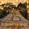 Włoska waza ceramiczna z pokrywą majolika Bassano kwiaty 3D 40x36 cm