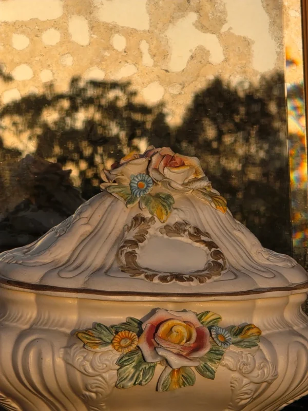 Włoska waza ceramiczna z pokrywą majolika Bassano kwiaty 3D 40x36 cm