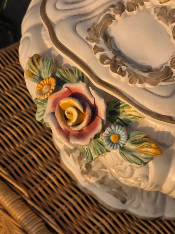 Włoska waza ceramiczna z pokrywą majolika Bassano kwiaty 3D 40x36 cm