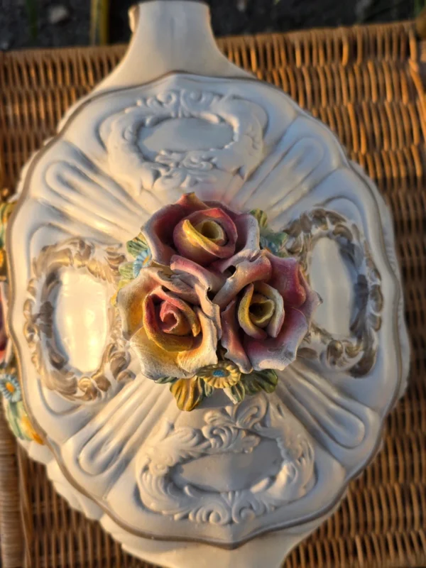 Włoska waza ceramiczna z pokrywą majolika Bassano kwiaty 3D 40x36 cm