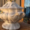 Włoska waza ceramiczna z pokrywą majolika Bassano kwiaty 3D 40x36 cm