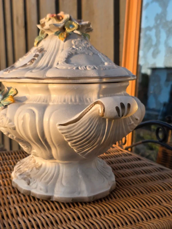 Włoska waza ceramiczna z pokrywą majolika Bassano kwiaty 3D 40x36 cm