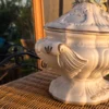 Włoska waza ceramiczna z pokrywą majolika Bassano kwiaty 3D 40x36 cm