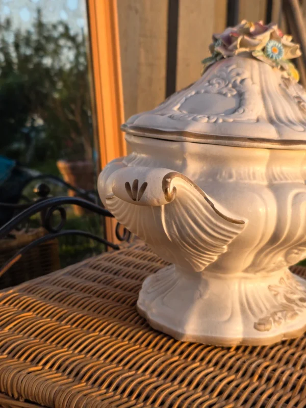 Włoska waza ceramiczna z pokrywą majolika Bassano kwiaty 3D 40x36 cm