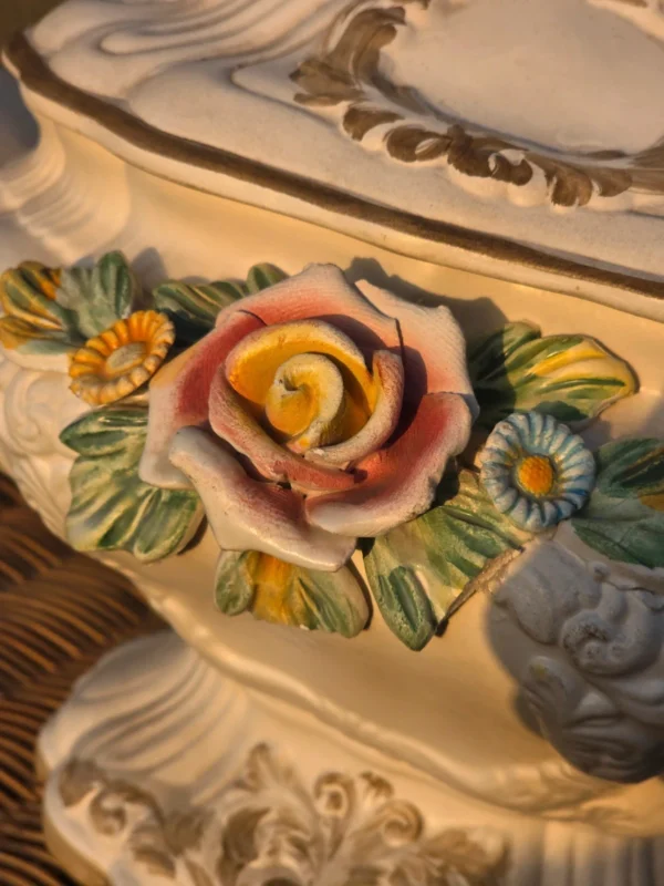 Włoska waza ceramiczna z pokrywą majolika Bassano kwiaty 3D 40x36 cm