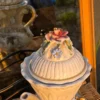 Włoski dzban ceramiczny Capodimonte majolika barok kwiaty 3D 40 cm