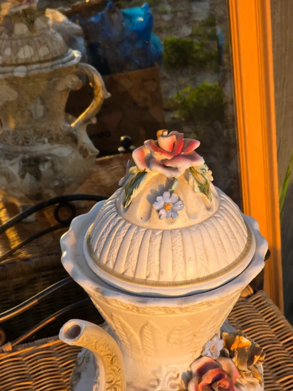 Włoski dzban ceramiczny Capodimonte majolika barok kwiaty 3D 40 cm