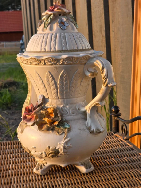 Włoski dzban ceramiczny Capodimonte majolika barok kwiaty 3D 40 cm