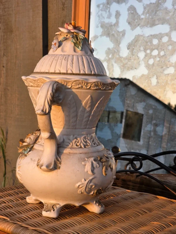 Włoski dzban ceramiczny Capodimonte majolika barok kwiaty 3D 40 cm
