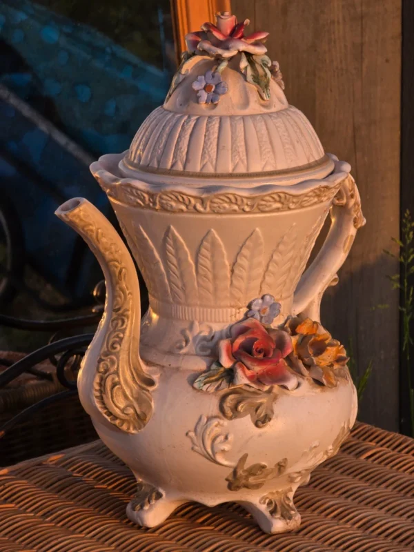 Włoski dzban ceramiczny Capodimonte majolika barok kwiaty 3D 40 cm
