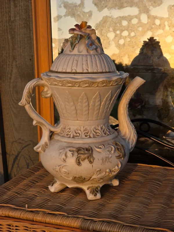 Włoski dzban ceramiczny Capodimonte majolika barok kwiaty 3D 40 cm