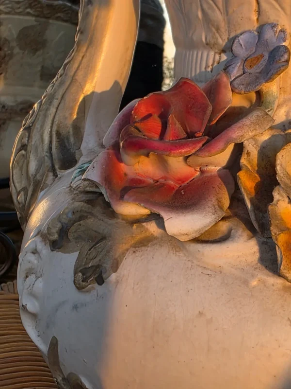 Włoski dzban ceramiczny Capodimonte majolika barok kwiaty 3D 40 cm