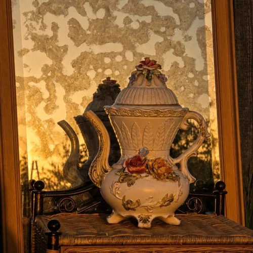 Włoski dzban ceramiczny Capodimonte majolika barok kwiaty 3D 40 cm