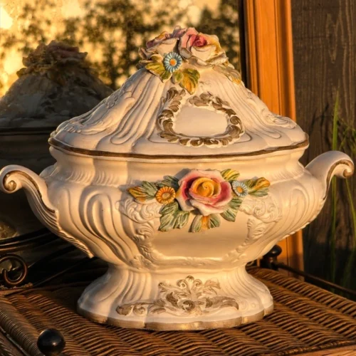 Włoska waza ceramiczna z pokrywą majolika Bassano kwiaty 3D 40x36 cm
