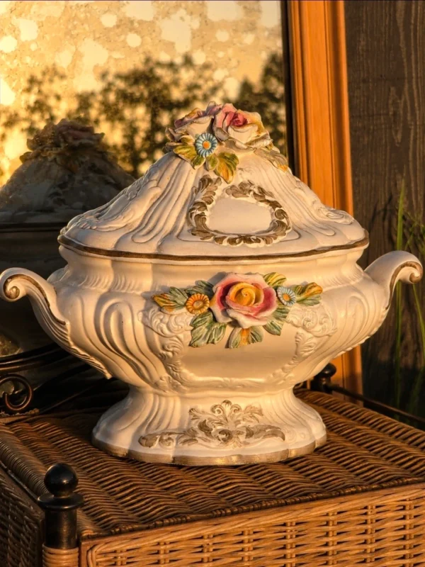 Włoska waza ceramiczna z pokrywą majolika Bassano kwiaty 3D 40x36 cm
