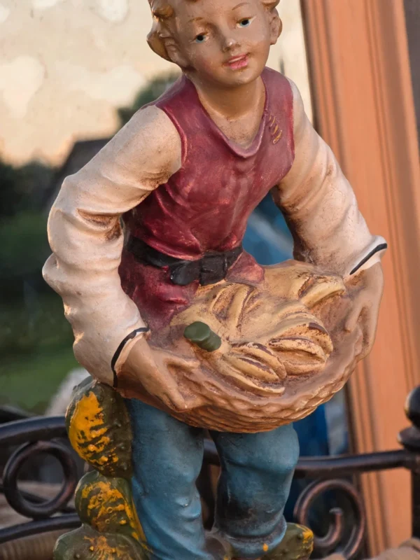 Ręcznie malowana figurka chłopiec z koszem kaktus opuncja vintage 29 cm