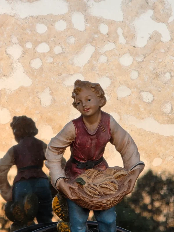 Ręcznie malowana figurka chłopiec z koszem kaktus opuncja vintage 29 cm