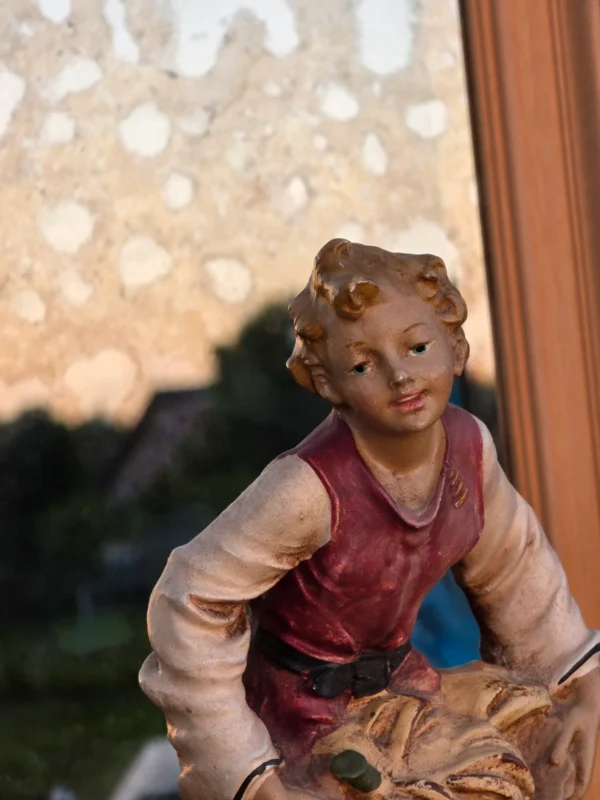 Ręcznie malowana figurka chłopiec z koszem kaktus opuncja vintage 29 cm