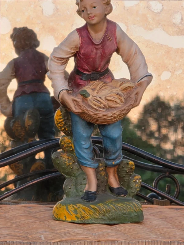 Ręcznie malowana figurka chłopiec z koszem kaktus opuncja vintage 29 cm