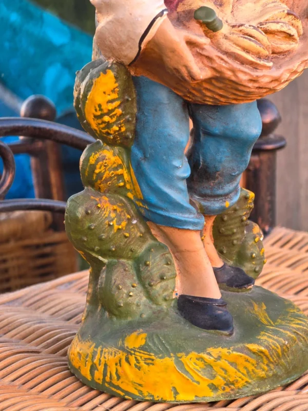Ręcznie malowana figurka chłopiec z koszem kaktus opuncja vintage 29 cm