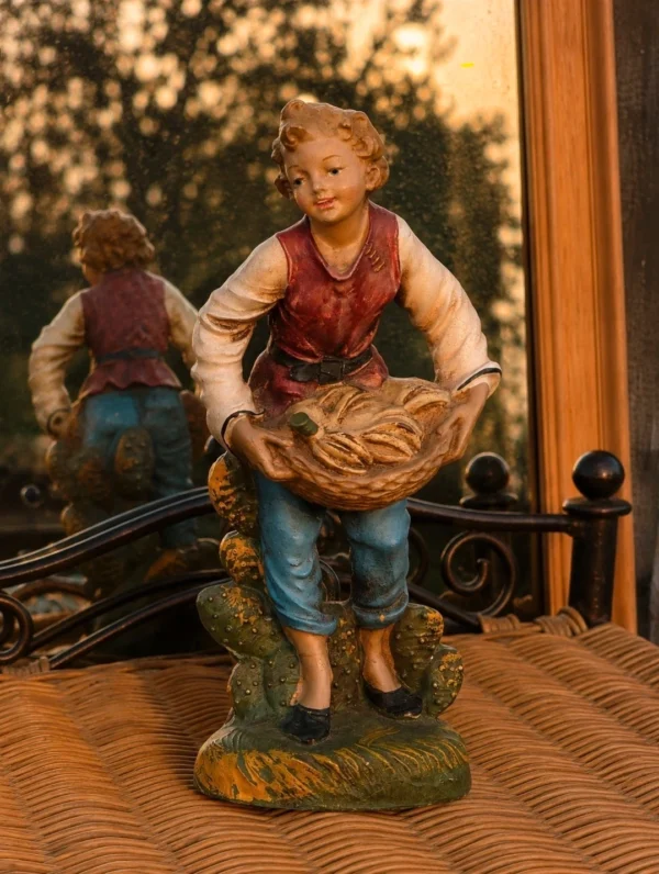 Ręcznie malowana figurka chłopiec z koszem kaktus opuncja vintage 29 cm
