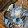 Czteroczęściowy chromowany serwis do herbaty Art Deco z bakelitem i lustrzaną paterą