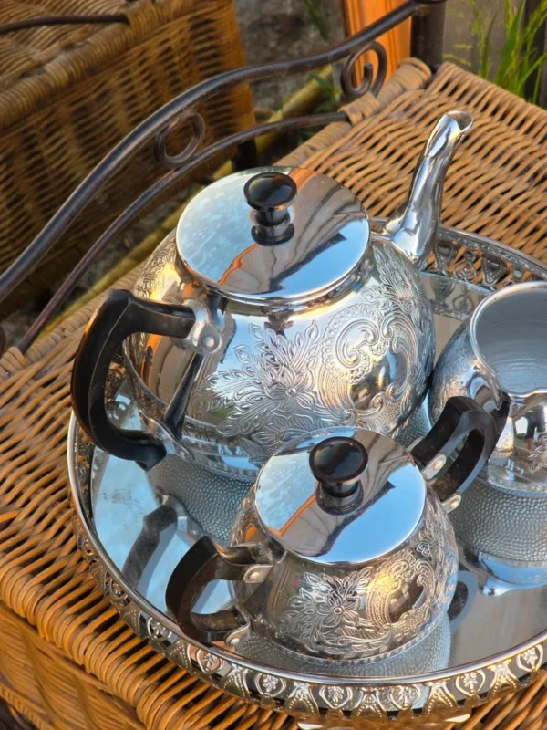 Czteroczęściowy chromowany serwis do herbaty Art Deco z bakelitem i lustrzaną paterą